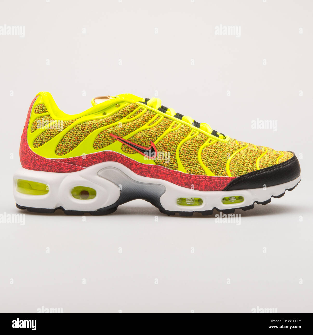 VIENNA, Austria - 23 agosto 2017: Nike Air Max Plus se sneaker giallo su sfondo bianco. Foto Stock