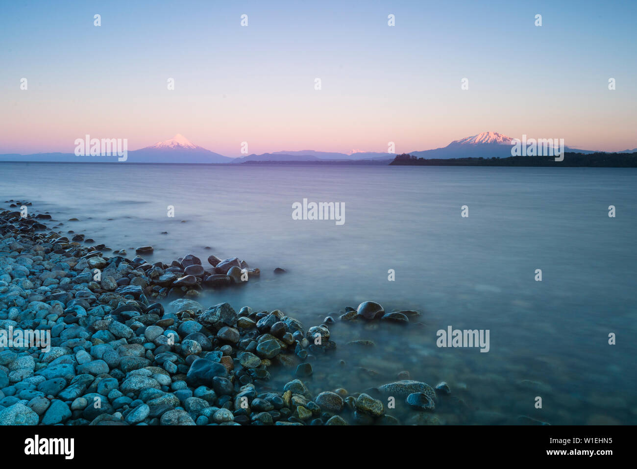 Alba sul lago Llanquihue e Volcan Osorno, Puerto Varas, cileno Lake District, Los Lagos, Cile, Sud America Foto Stock