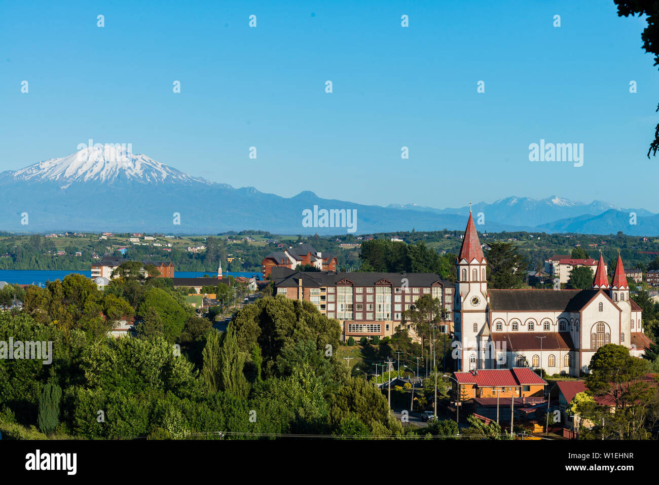 Vista sulla chiesa al lago Llanquihue e Volcan Osorno, Puerto Varas, cileno Lake District, Los Lagos, Cile, Sud America Foto Stock