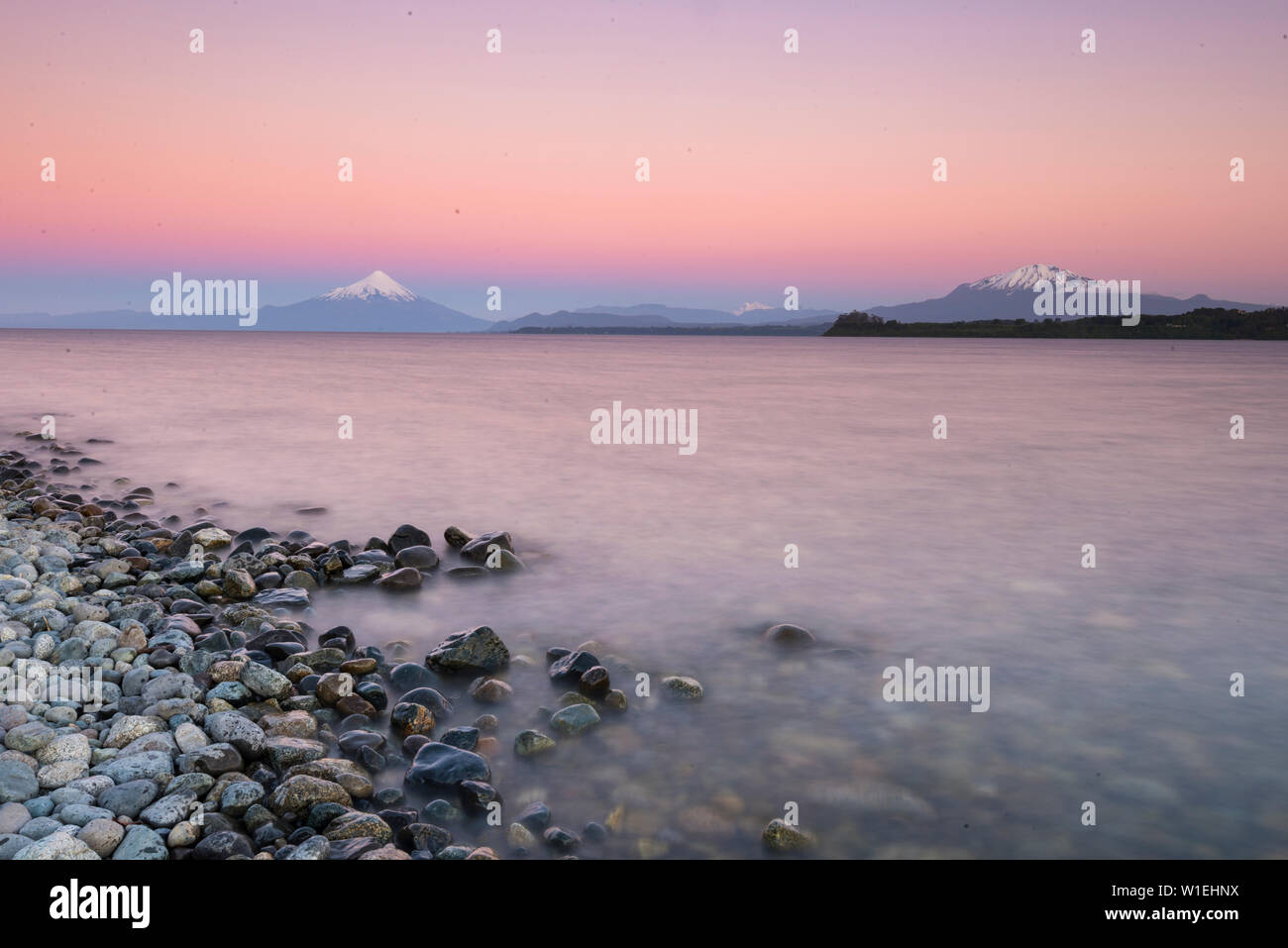 Tramonto sul lago Llanquihue e Volcan Osorno, Puerto Varas, cileno Lake District, Los Lagos, Cile, Sud America Foto Stock