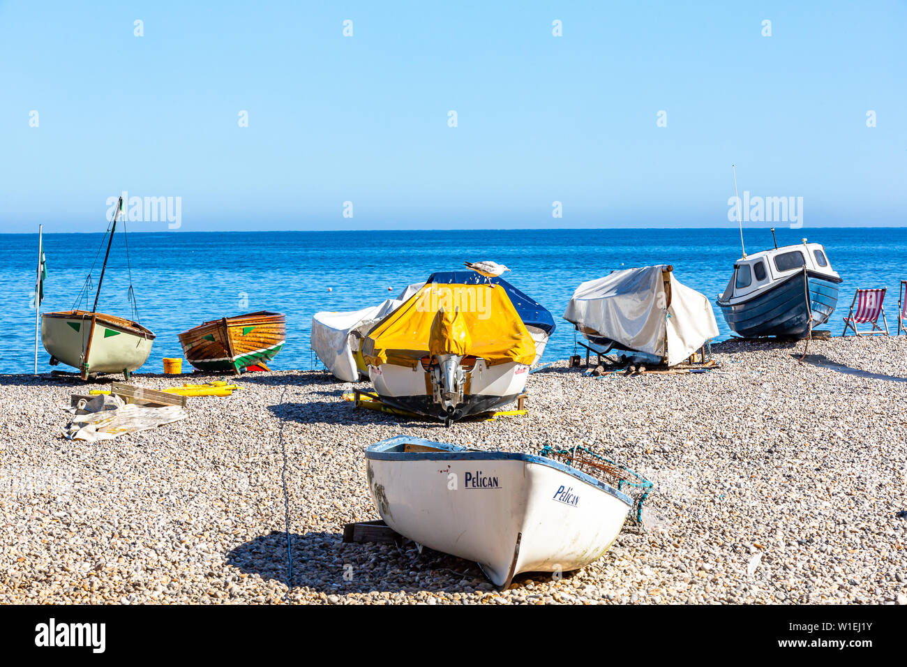 Barche di pescatori sulla spiaggia di birra in South Devon. Foto Stock