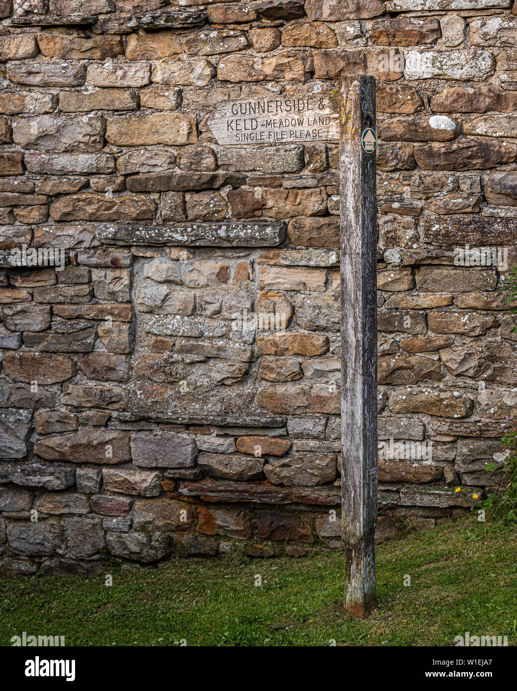 Un sentiero segno nella valle Swaledale dello Yorkshire Dales National Park Foto Stock