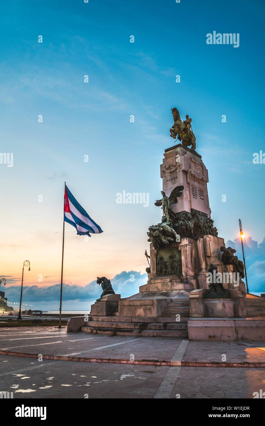 Monumento al Generale Antonio Maceo al crepuscolo, Malecon, La Habana (l'Avana, Cuba, West Indies, dei Caraibi e America centrale Foto Stock