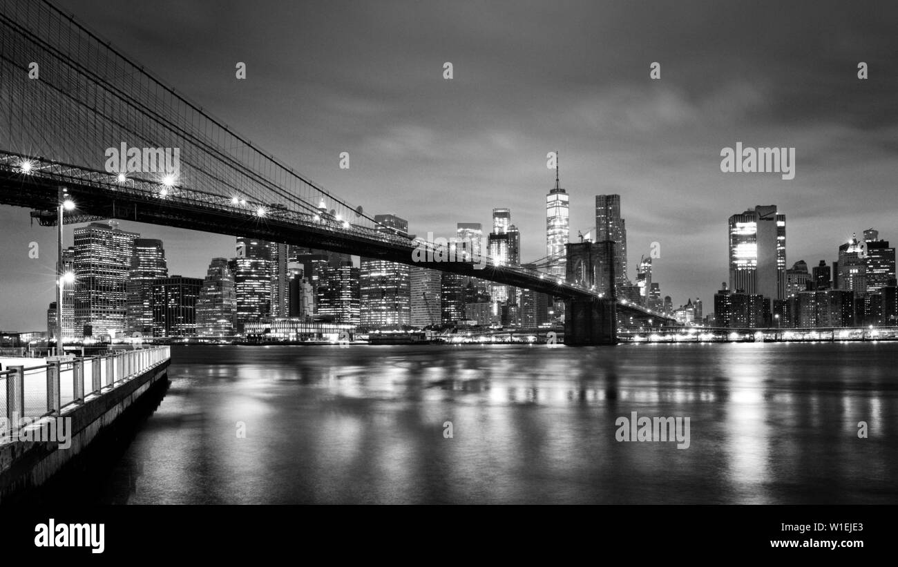 Il Ponte di Brooklyn e la parte inferiore di Manhattan skyline all'alba, la città di New York, New York, Stati Uniti d'America, America del Nord Foto Stock