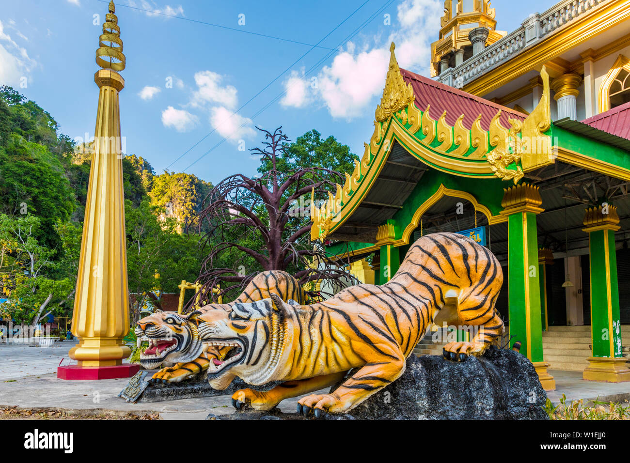 Tiger statue a Tiger tempio nella grotta di Krabi, Thailandia, Sud-est asiatico, in Asia Foto Stock