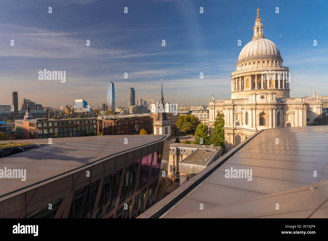 Skyline di Londra visto da un nuovo cambiamento, città di Londra con la Cattedrale di San Paolo visto da sopra, London, England, Regno Unito, Europa Foto Stock