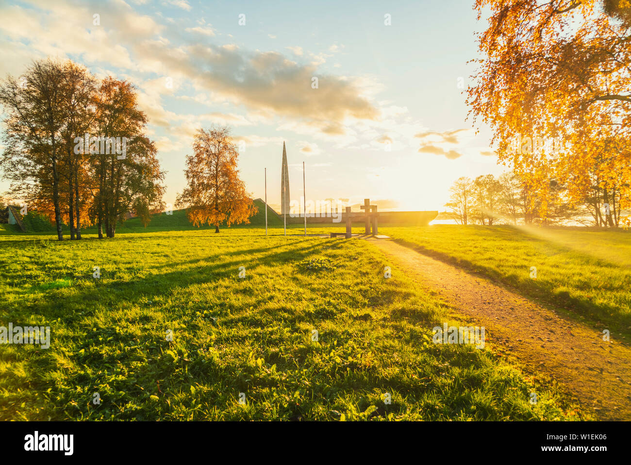 Maarjamae Memorial Park prima del tramonto in autunno, in Pirita Road tra l'altopiano Lasnamae e Baia di Tallinn, Estonia, Europa Foto Stock