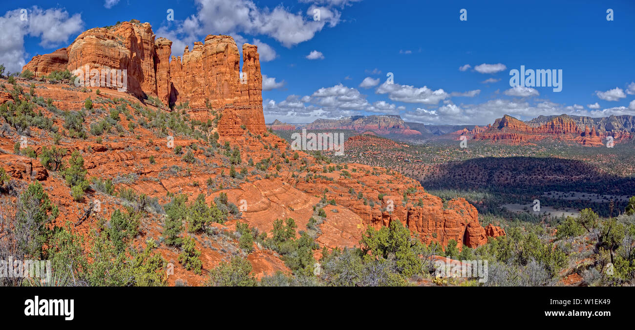 Panorama di Sedona visto dal segreto il sentiero che corre lungo il lato orientale della Cattedrale Rock, Sedona, in Arizona, Stati Uniti d'America Foto Stock