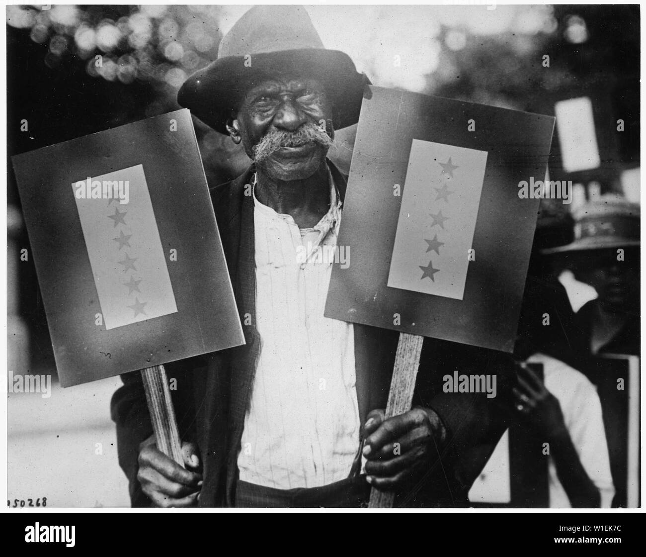 Ha undici figli in servizio. Ike Sims di Atlanta, Georgia, 87 anni, ha undici figli nel serv . . .; Portata e contenuto: tutta la didascalia per questa voce è il seguente: Ha undici figli in servizio. Ike Sims di Atlanta, Georgia, 87 anni, ha undici figli nel servizio. Note Generali: Utilizzo di guerra e di conflitto numero 503 quando si ordina una riproduzione o la richiesta di informazioni su questa immagine. Foto Stock