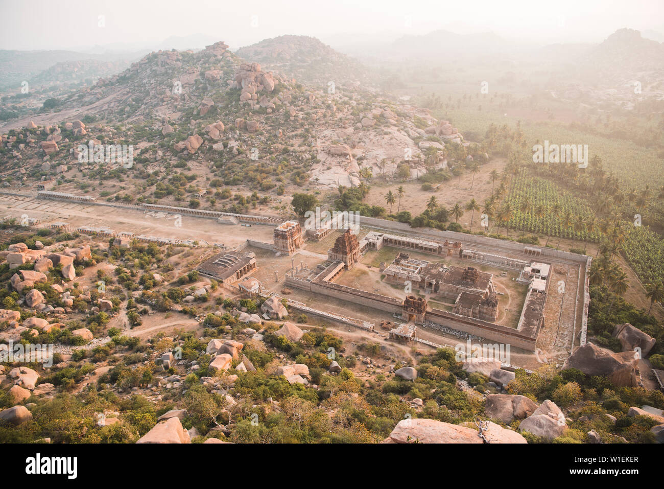 Una vista del tempio Achyutaraya presso sunrise, Hampi, Sito Patrimonio Mondiale dell'UNESCO, Karnataka, India, Asia Foto Stock