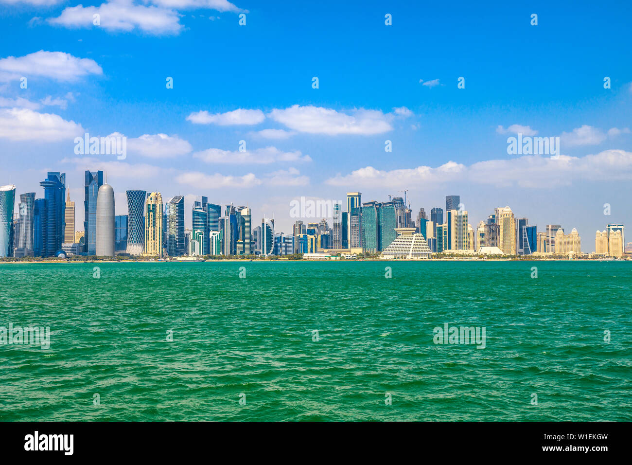 Banner panorama del paesaggio urbano di Doha, West Bay skyline nella baia di Doha, Qatar, Medio Oriente Foto Stock