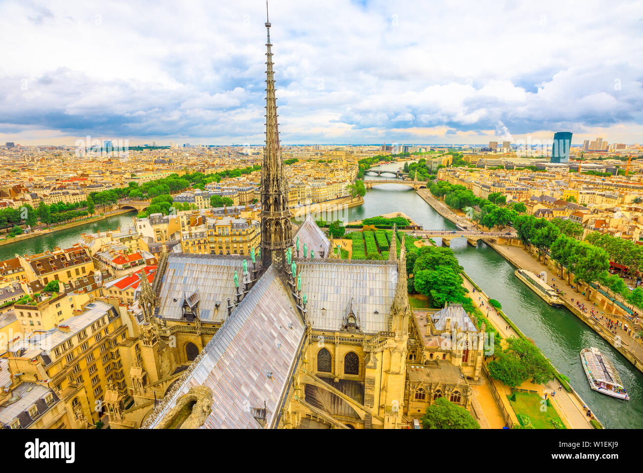 Dettaglio del campanile della cattedrale di Notre Dame (Nostra Signora di Parigi) con statue e dello skyline della città di Parigi, Francia, Europa Foto Stock