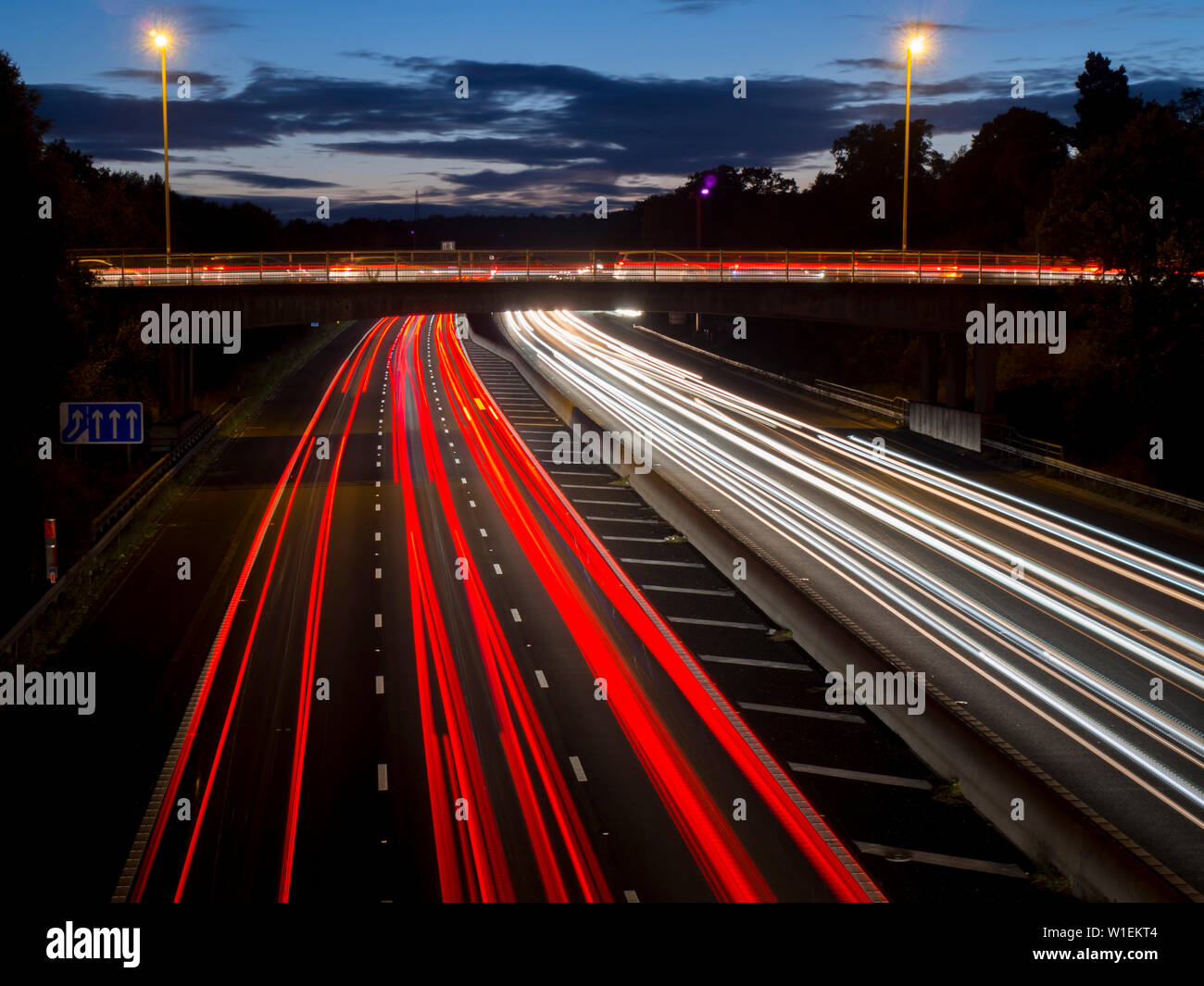 Autostrada M3 sentieri di luce, Surrey, England, Regno Unito, Europa Foto Stock