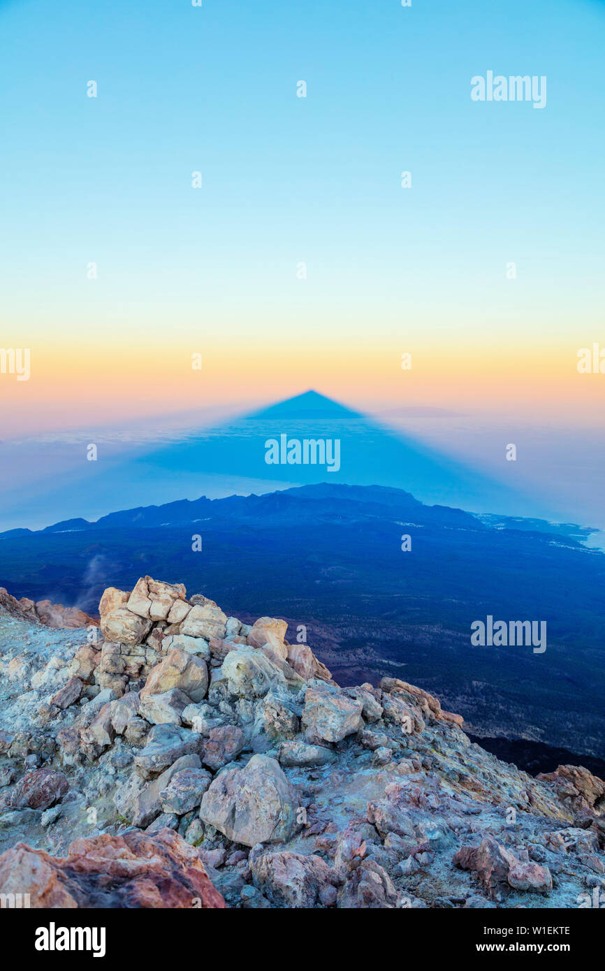 Ombra di Pico del Teide, 3718m, la montagna più alta in Spagna e Parco Nazionale di Teide, sito Patrimonio Mondiale dell'UNESCO, Tenerife, Isole Canarie, Spagna, Atlantico Foto Stock