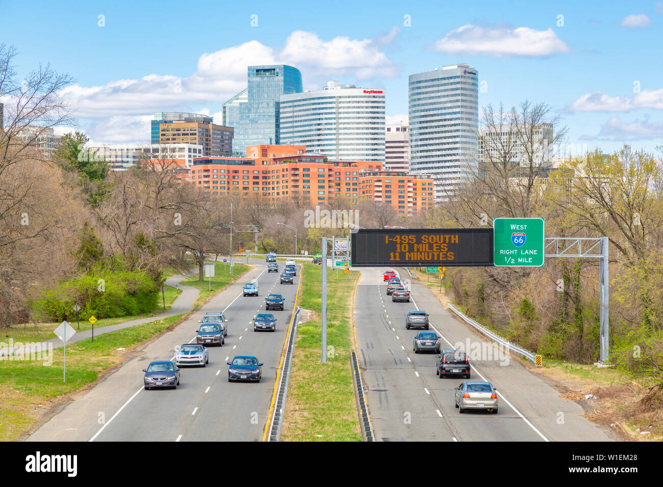 Vista del Nord Rosslyn skyline e il traffico su autostrada di Richmond, Washington D.C., Stati Uniti d'America, America del Nord Foto Stock