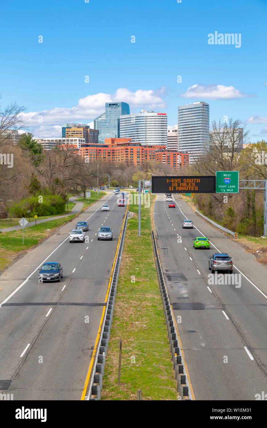 Vista del Nord Rosslyn skyline e il traffico su autostrada di Richmond, Washington D.C., Stati Uniti d'America, America del Nord Foto Stock