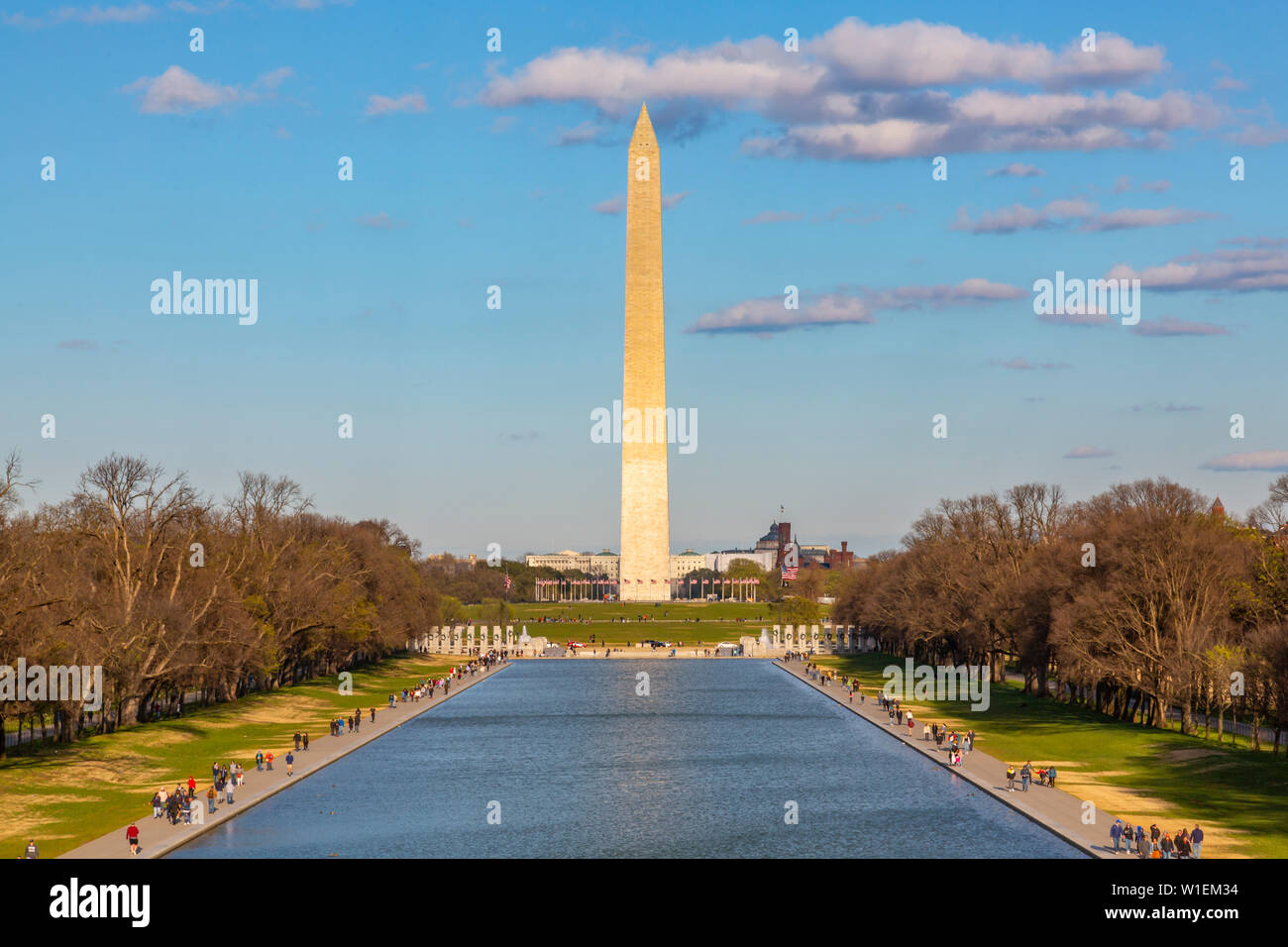 Vista del Lincoln Memorial riflettendo la piscina e il Monumento di Washington, DC di Washington, Stati Uniti d'America, America del Nord Foto Stock