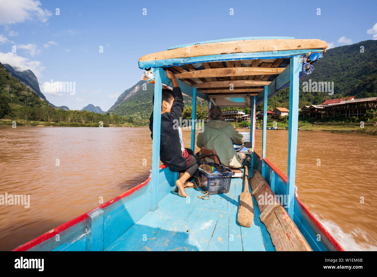 Gita in barca sul fiume Nam Ou guardando a nord a Muang Ngoi Neua, Luang Prabang provincia nord del Laos Il Laos, Indocina, Asia sud-orientale, Asia Foto Stock