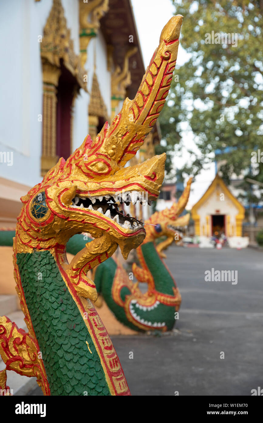 Naga custode presso il Wat Inpeng tempio buddista, Rue Samsenthai, Vientiane, Laos, Indocina, Asia sud-orientale, Asia Foto Stock