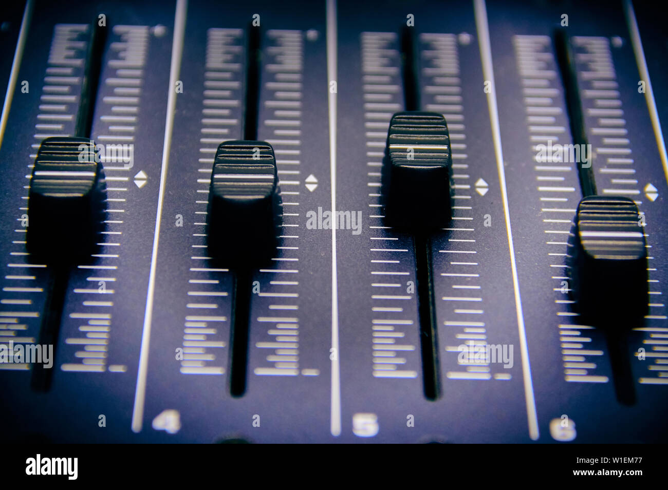 Mixer Audio, miscelazione desk controlla e fader, musica console di mixaggio con effetti degradato per striscioni e sfondi Foto Stock