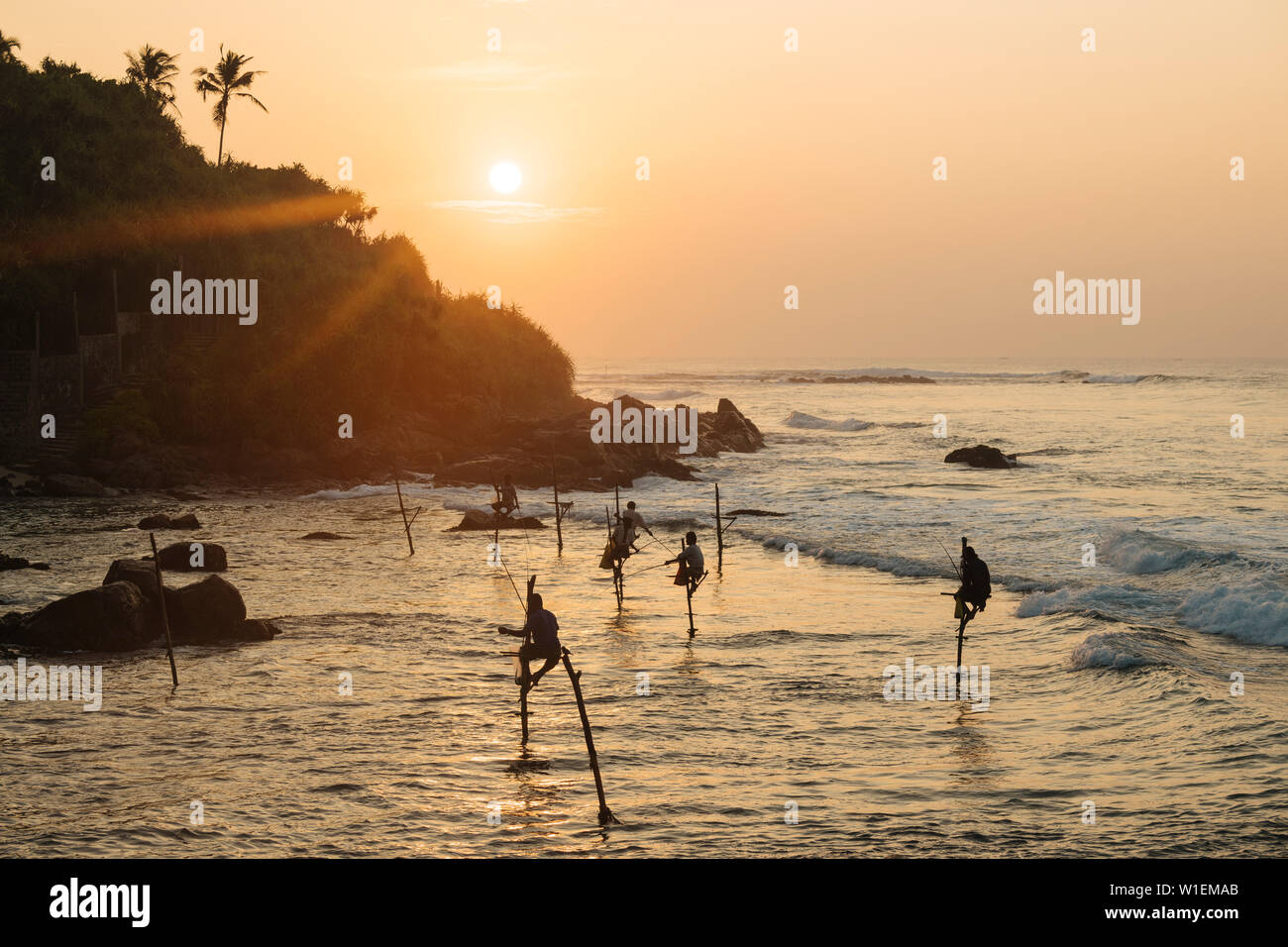 Stilt pescatori all'alba, Weligama, South Coast, Sri Lanka, Asia Foto Stock