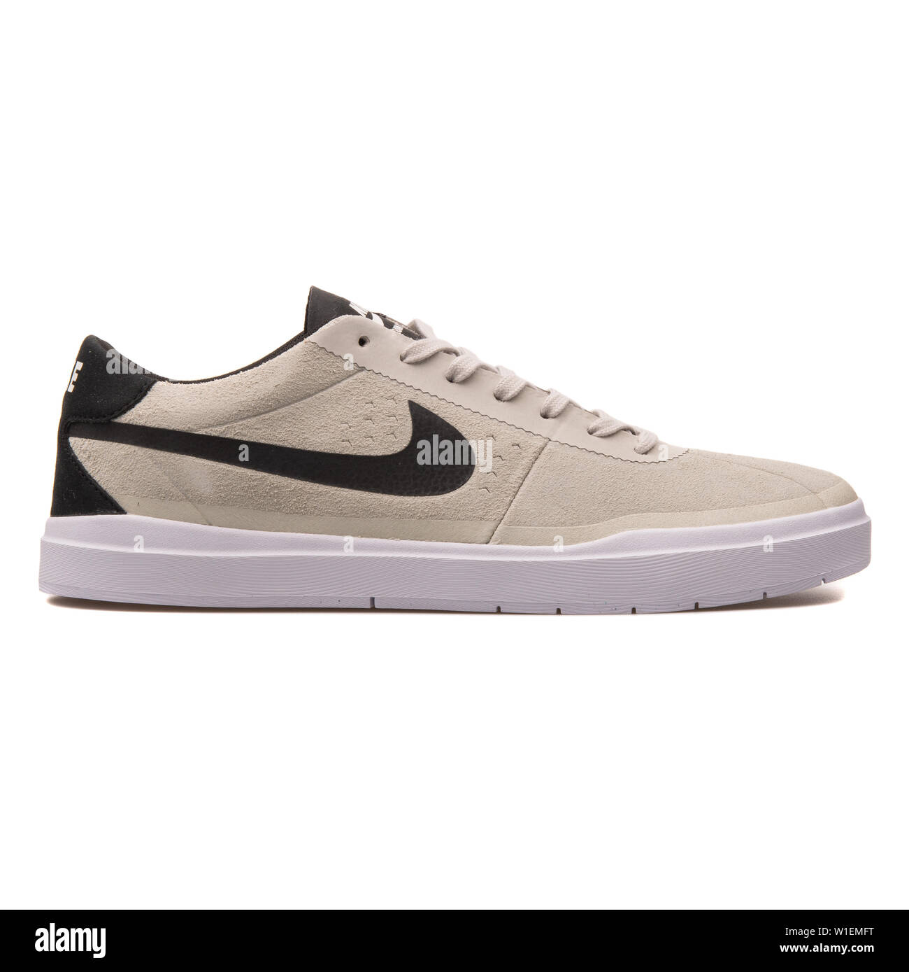 VIENNA, Austria - 30 agosto 2017: Nike Bruin SB Hyperfeel beige e nero sneaker su sfondo bianco. Foto Stock