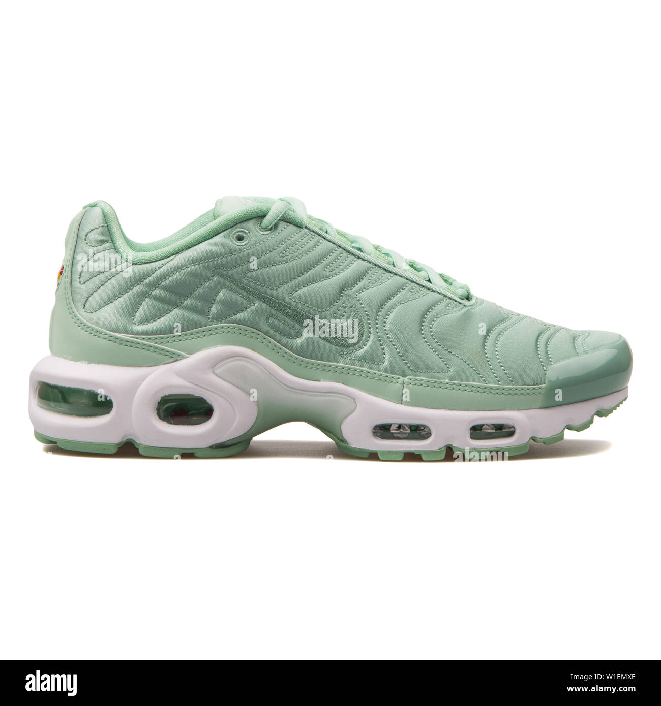 VIENNA, Austria - 30 agosto 2017: Nike Air Max Plus se sneaker verdi su  sfondo bianco Foto stock - Alamy