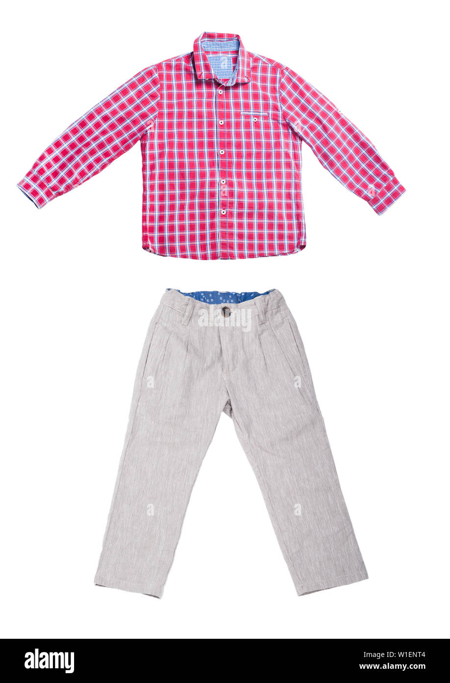 Abbigliamento per bambini camicia e pantaloni su sfondo bianco. Foto Stock