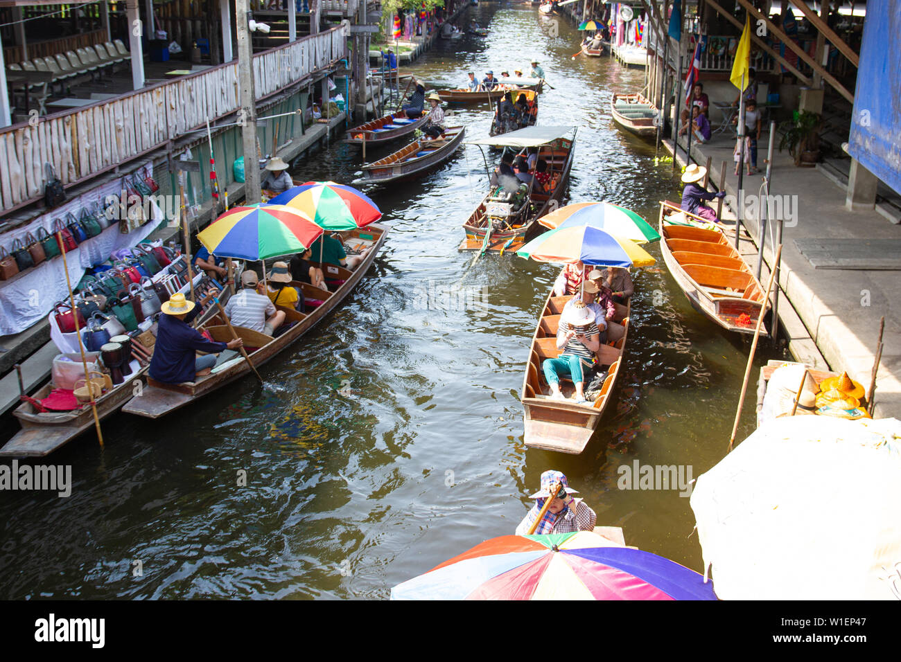 Mercato Galleggiante di Damnoen Saduak, Thailandia:- 18 Maggio 2019 :- Questo è un mercato galleggiante in Thailandia e prendere una barca e poi hanno un grande tour a Floating ma Foto Stock