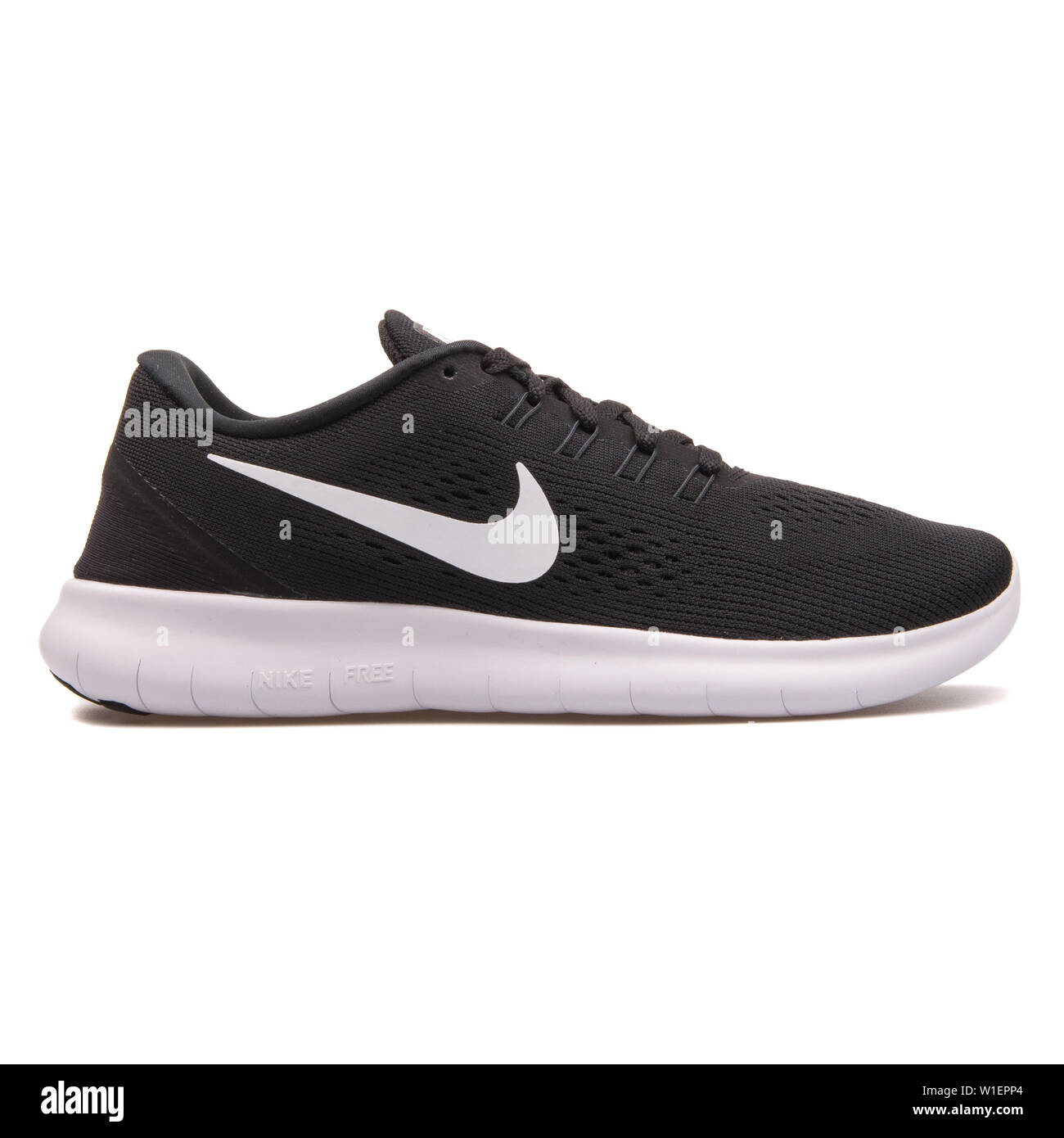 VIENNA, Austria - 10 agosto 2017: Nike Free RN in bianco e nero sneaker su sfondo bianco. Foto Stock