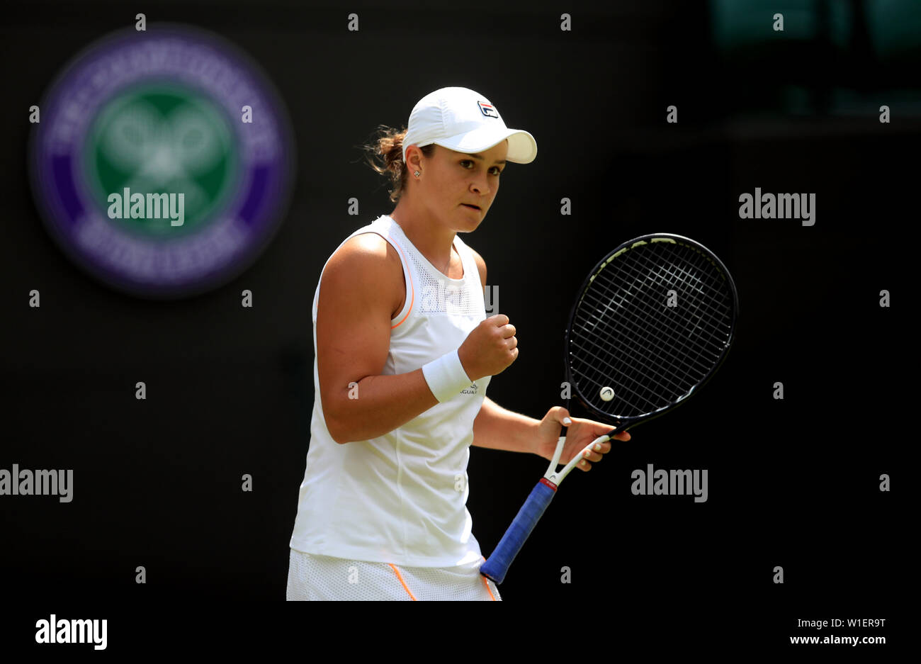 Ashleigh Barty in azione il giorno due dei campionati di Wimbledon al All England Lawn Tennis e Croquet Club, Wimbledon. Foto Stock