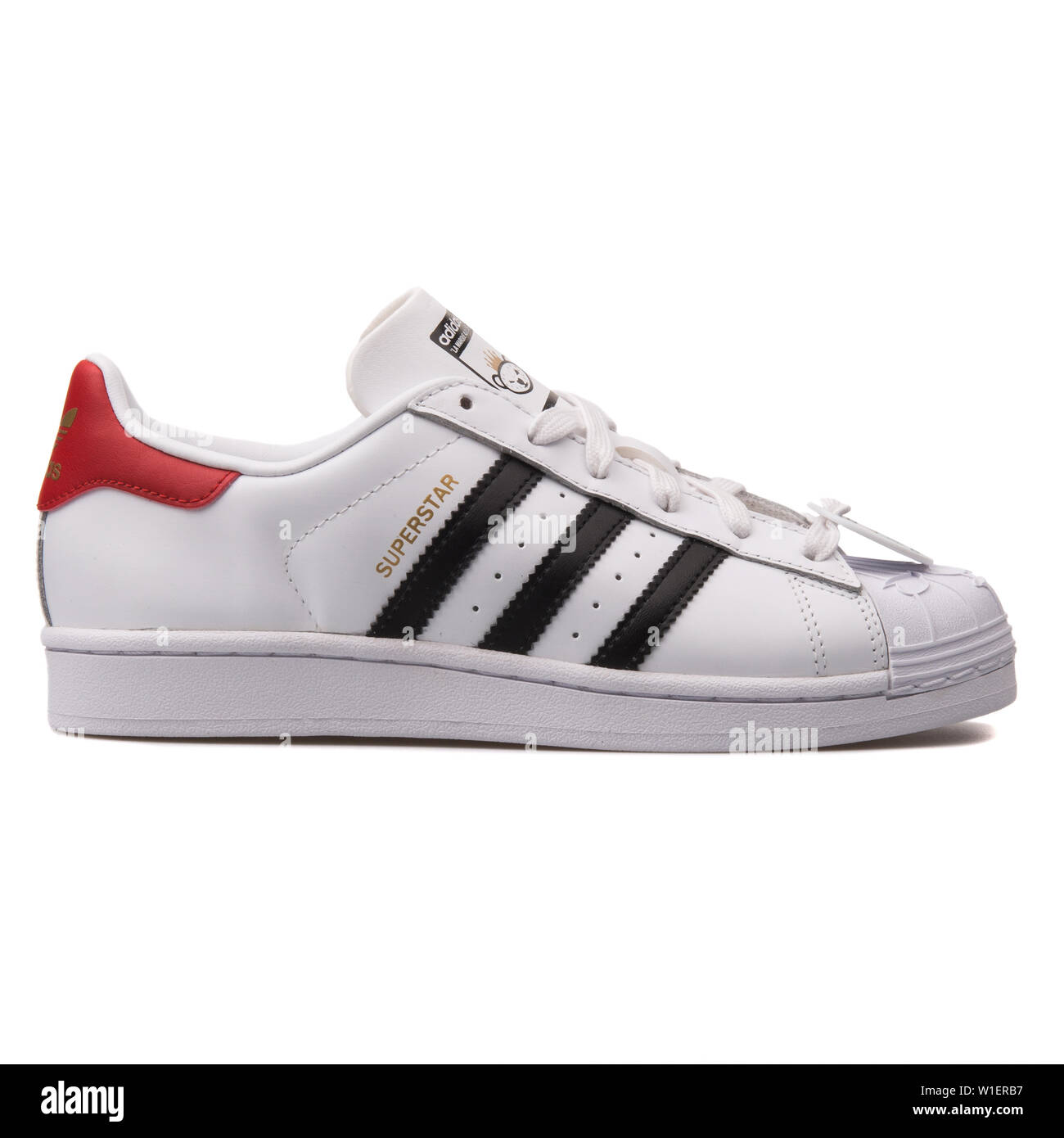 VIENNA, Austria - 10 agosto 2017: Adidas Superstar Nigo Bearfoot bianco,  rosso e nero sneaker su sfondo bianco Foto stock - Alamy