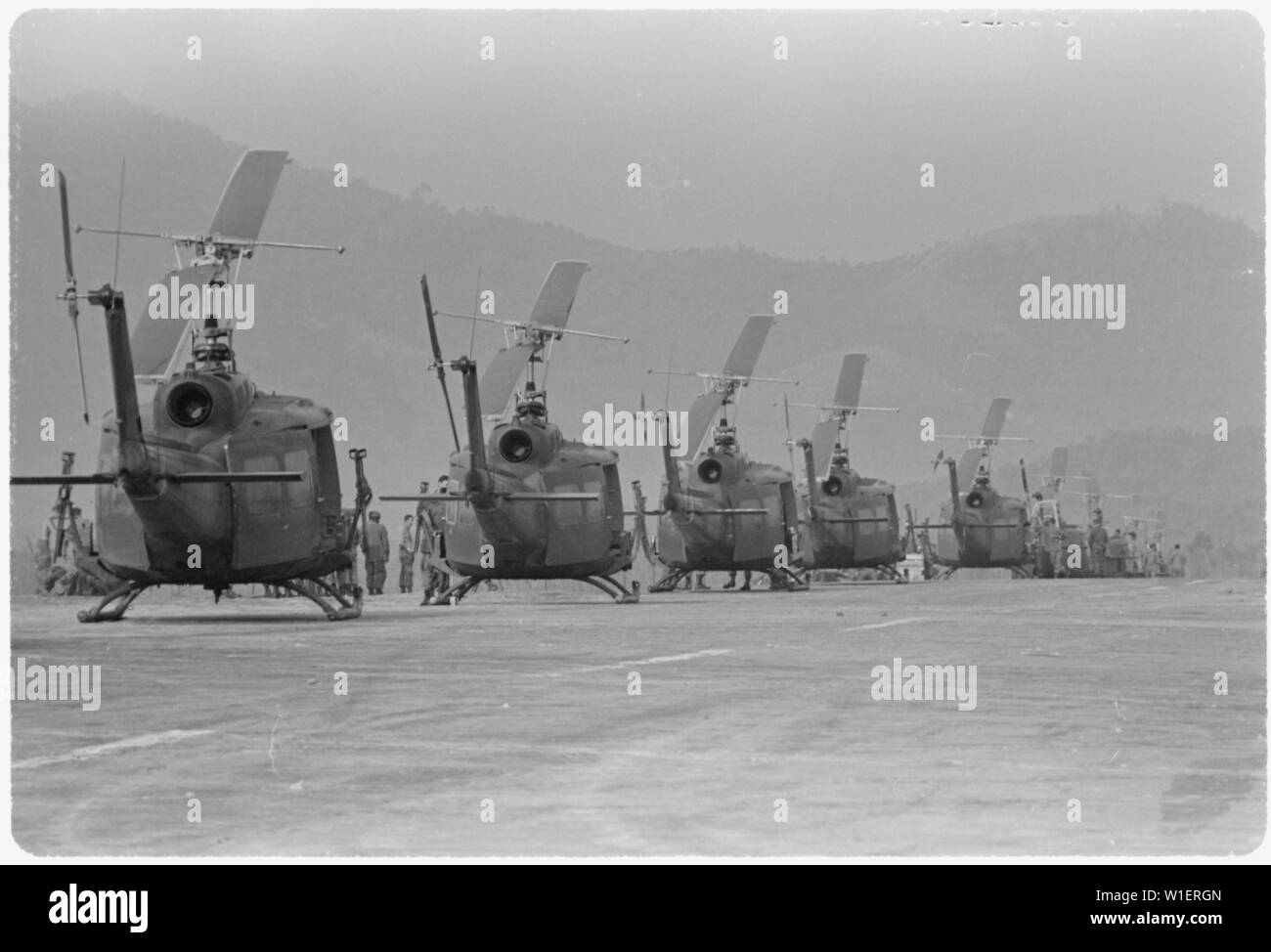 Gli elicotteri dei 170 e la 189elicottero Società di assalto, che attendono di essere il leader della truppe a Polei Kleng, nelle highlands centrali della Repubblica del Vietnam del Sud. Foto Stock