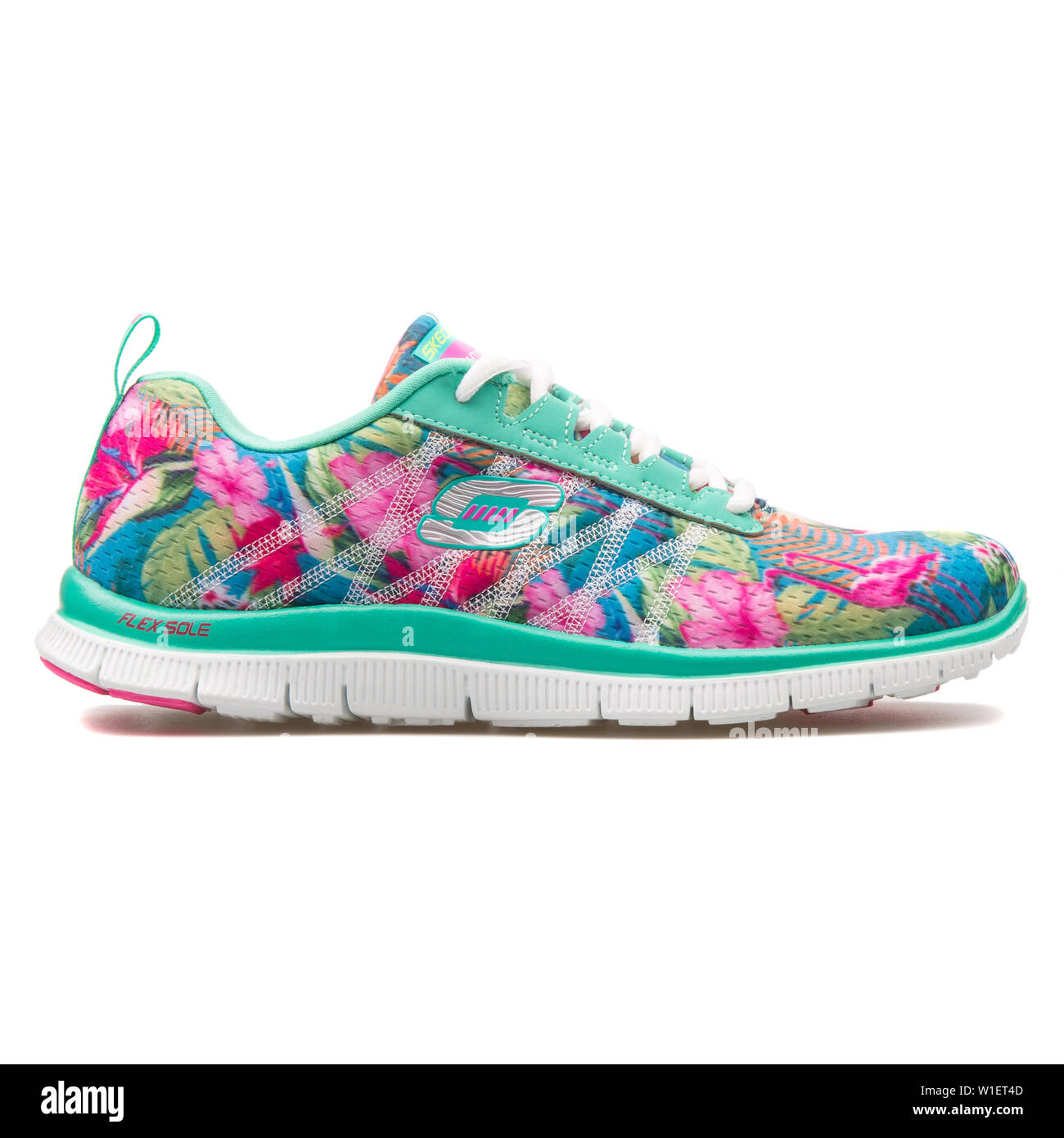 VIENNA, Austria - 10 agosto 2017: Skechers Flex appello Floral Bloom aqua sneaker su sfondo bianco. Foto Stock