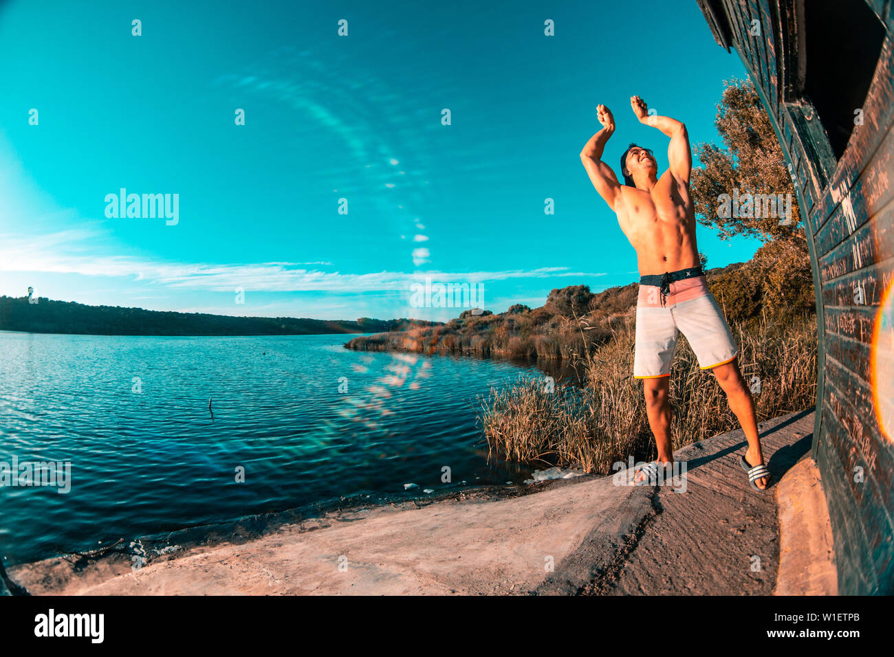 Modello maschile in posa nella natura , montare e modello di bodybuilding . crossfit al di fuori della palestra . Foto Stock