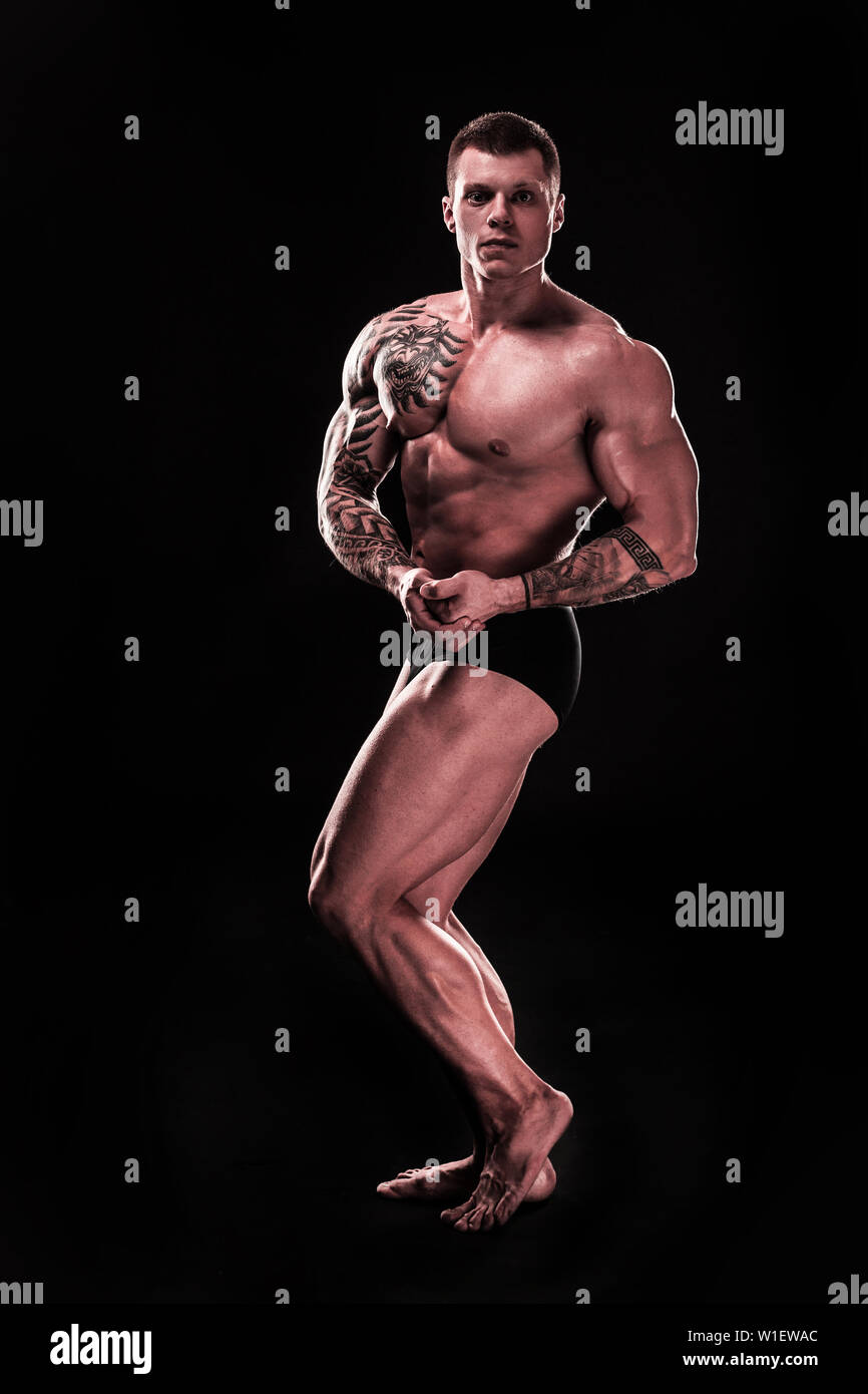 In piena crescita. bello ragazzo bodybuilder che mostra i suoi muscoli  pompati .isolati su sfondo nero Foto stock - Alamy