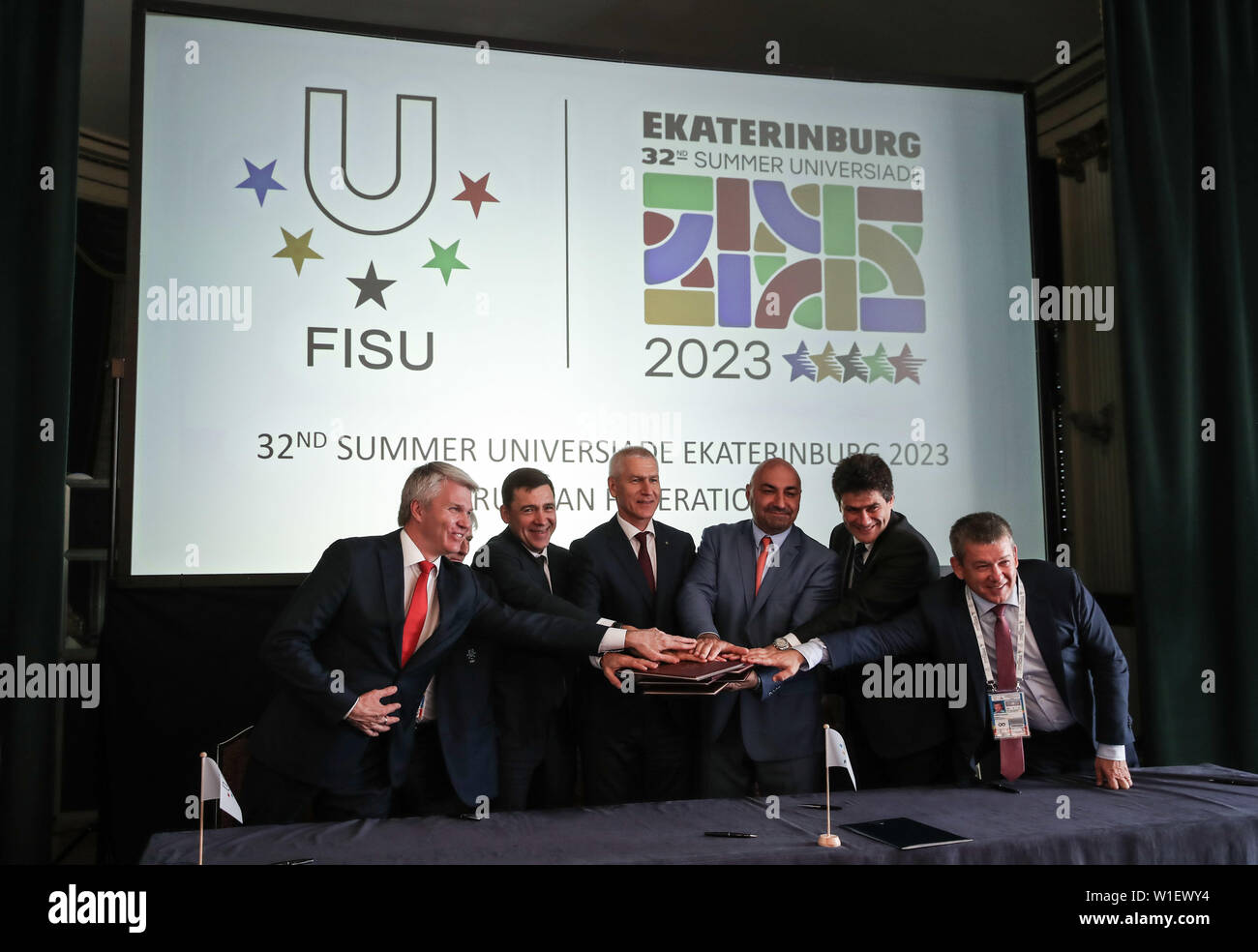 (190702) -- NAPOLI, 2 luglio 2019 (Xinhua) -- La Federazione Internazionale dello Sport Universitario (FISU) Presidente Oleg Matytsin (3 L) pone per le foto con i delegati della Russia Ekaterinburg gare il comitato alla cerimonia di firma durante il 2019 FISU incontro del Comitato esecutivo a Napoli, Italia, il 2 luglio 2019. Della Russia a Ekaterinburg è stato eletto host dell'Universiade estiva 2023 durante il 2019 FISU incontro del comitato esecutivo in Italia Napoli il martedì. (Xinhua/Shan Yuqi) Foto Stock