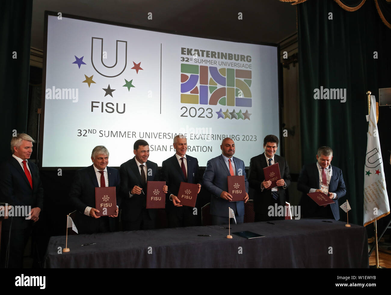 (190702) -- NAPOLI, 2 luglio 2019 (Xinhua) -- La Federazione Internazionale dello Sport Universitario (FISU) Presidente Oleg Matytsin (C) pone per le foto con i delegati della Russia Ekaterinburg gare il comitato alla cerimonia di firma durante il 2019 FISU incontro del Comitato esecutivo a Napoli, Italia, il 2 luglio 2019. Della Russia a Ekaterinburg è stato eletto host dell'Universiade estiva 2023 durante il 2019 FISU incontro del comitato esecutivo in Italia Napoli il martedì. (Xinhua/Shan Yuqi) Foto Stock