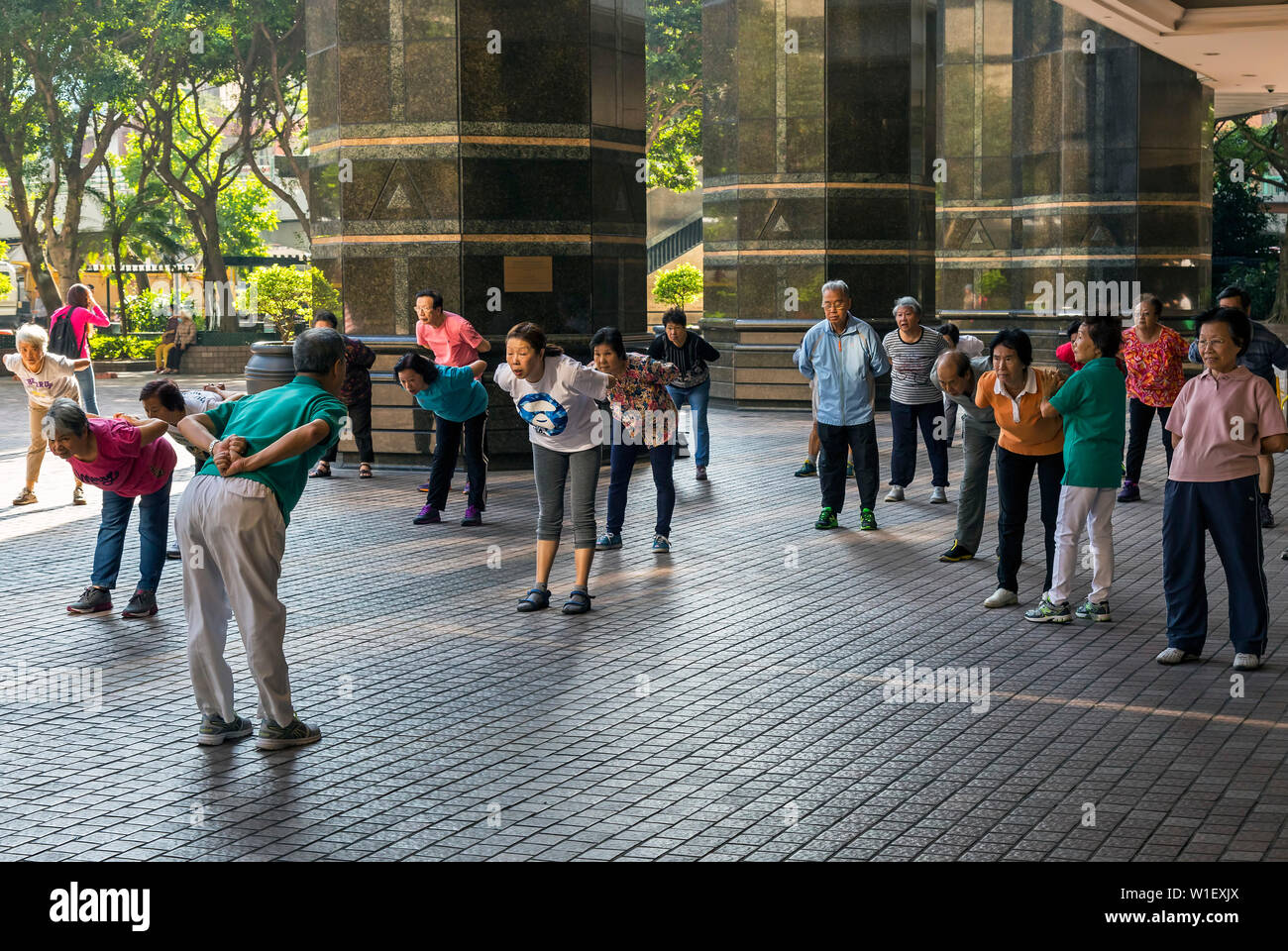 I cittadini anziani l'esercizio del mattino, Wanchai, Hong Kong SAR, Cina Foto Stock