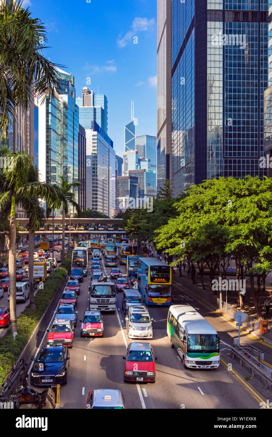Il traffico e gli edifici su strada Glouceter, Wanchai, Hong Kong SAR, Cina Foto Stock