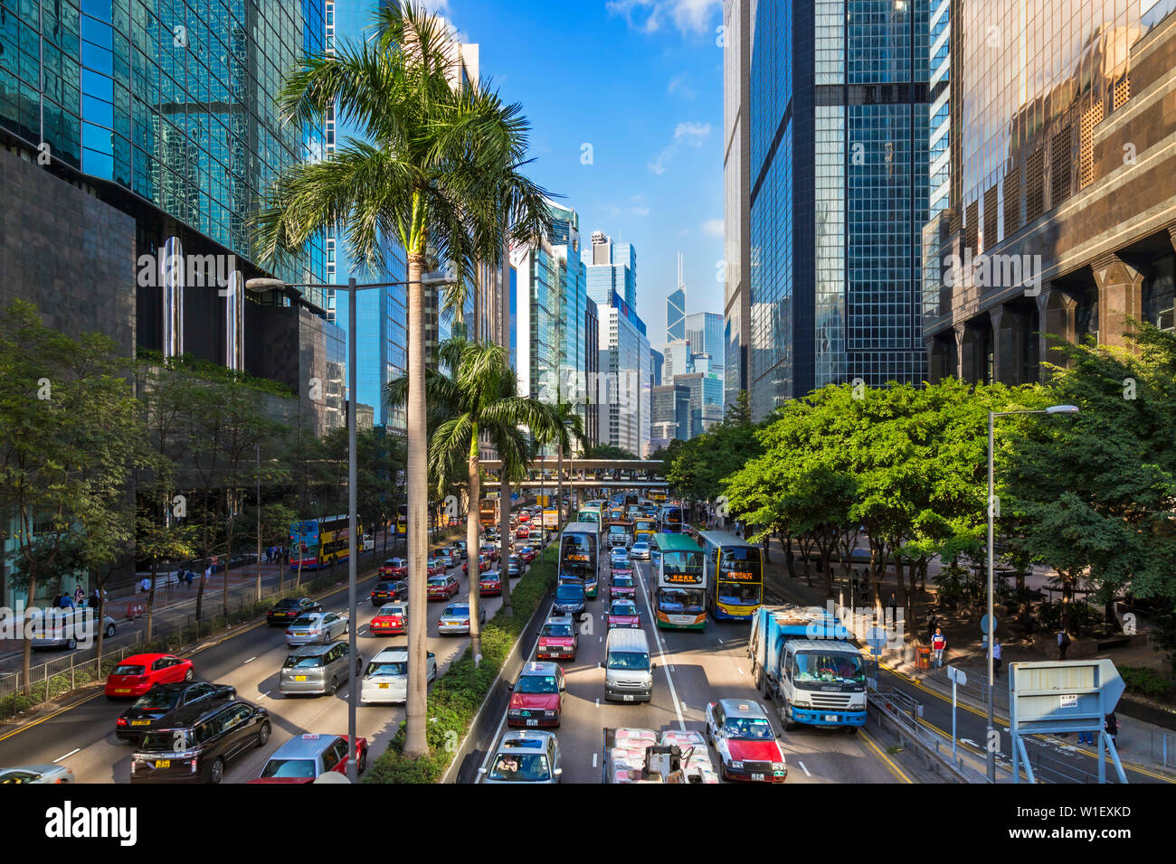 Il traffico e gli edifici su strada Glouceter, Wanchai, Hong Kong SAR, Cina Foto Stock
