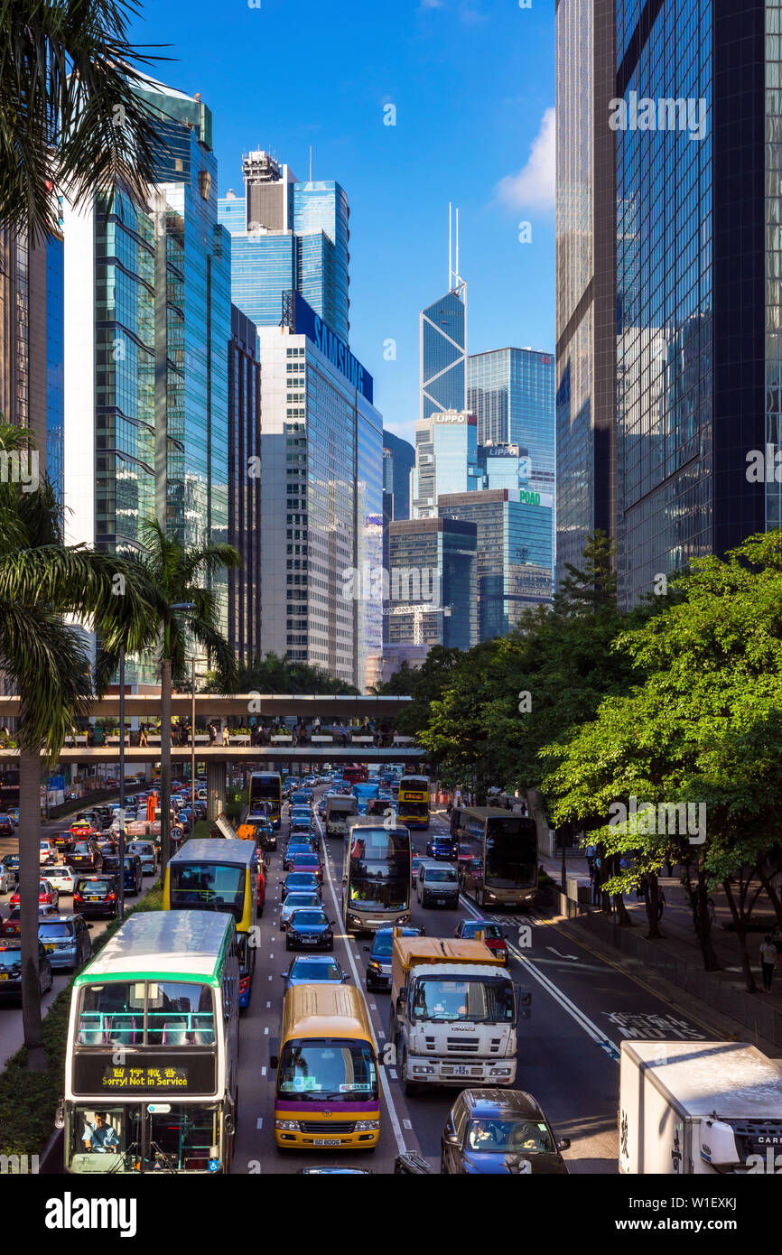 Il traffico e gli edifici su strada Glouceter, Wanchai, Hong Kong SAR, Cina Foto Stock