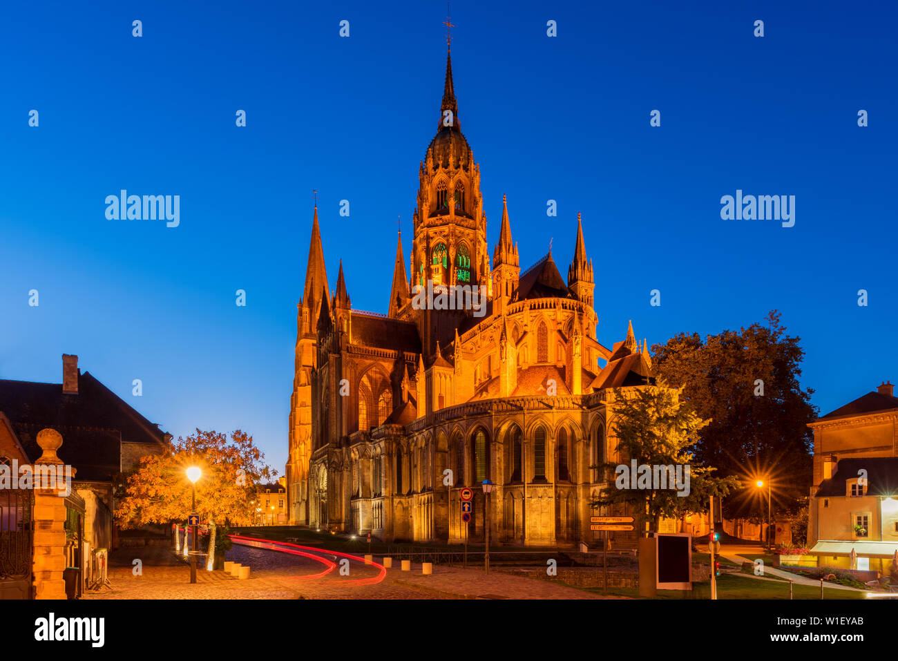 Cattedrale di Bayeux in Normandia Francia al crepuscolo Foto Stock