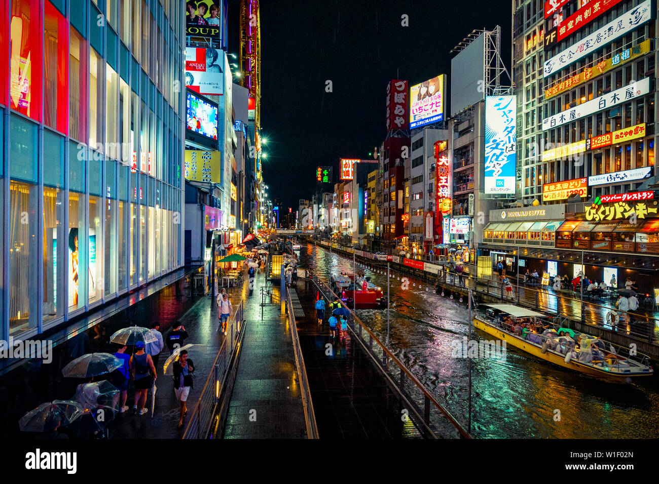 Area Dotonbori luci e la riflessione durante la pioggia Foto Stock