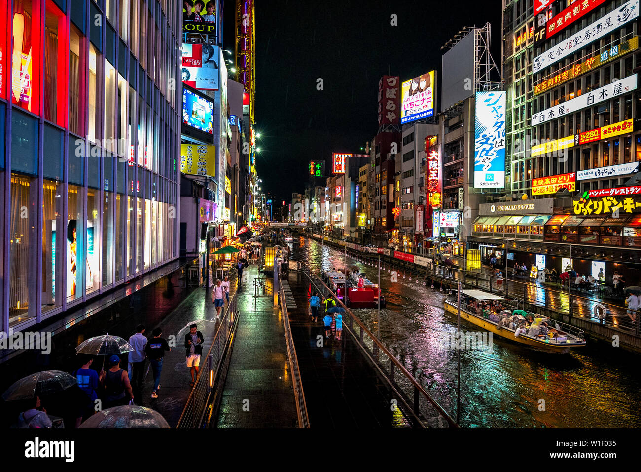 Area Dotonbori luci e la riflessione durante la pioggia Foto Stock