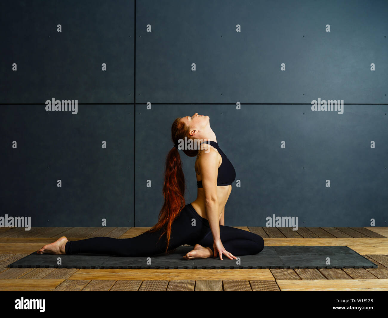 Foto di una giovane e bella donna fare yoga si allunga. Foto Stock