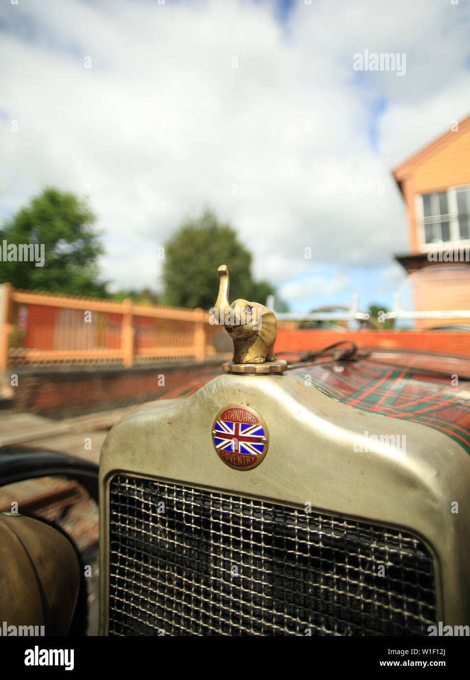In prossimità della parte anteriore di un 1930 Standard 9 LWB tourer mostra che è elefante mascotte del radiatore. Foto Stock