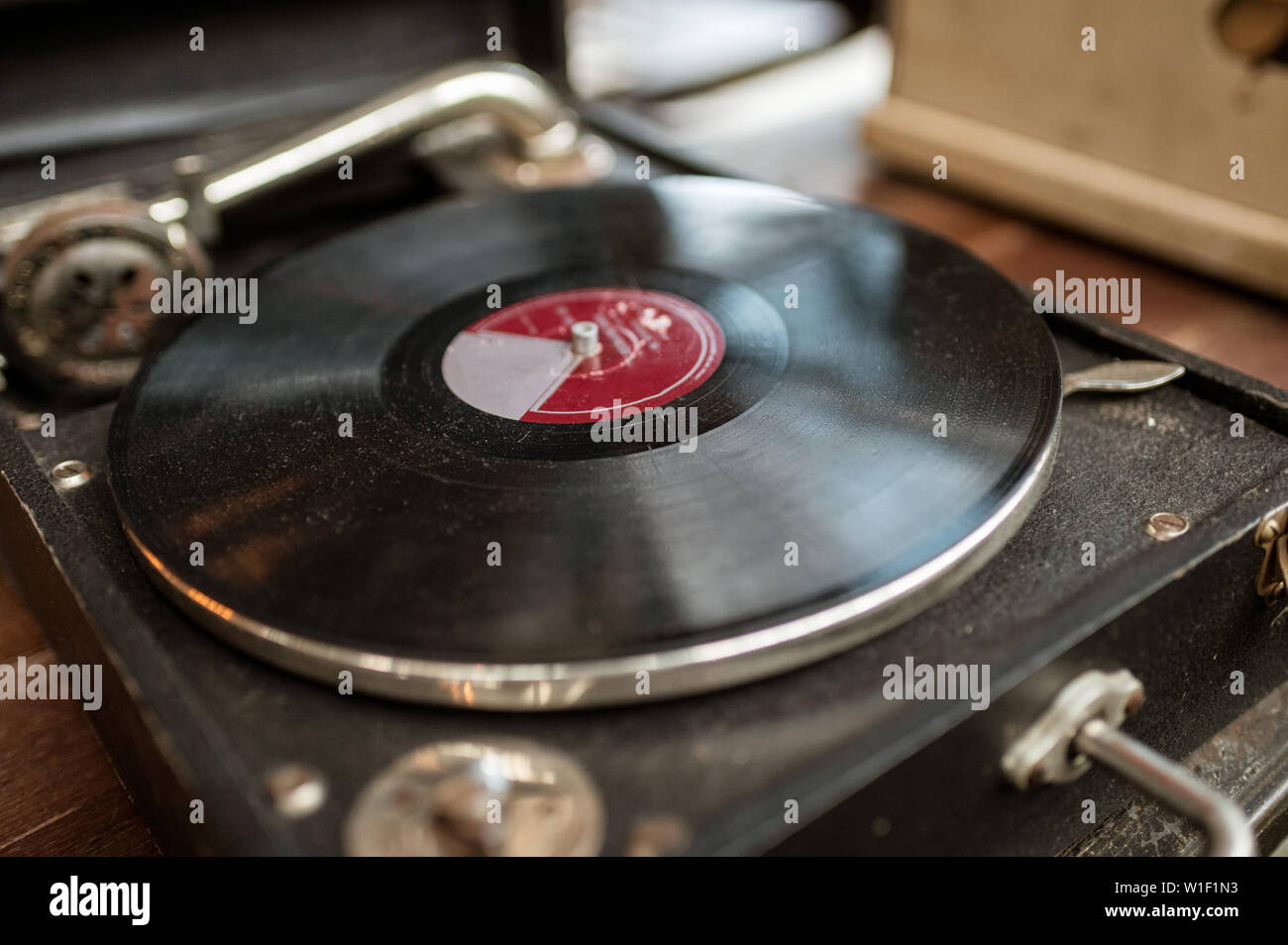 Obsoleta retrò vinile disco record player nella vecchia scatola Foto Stock