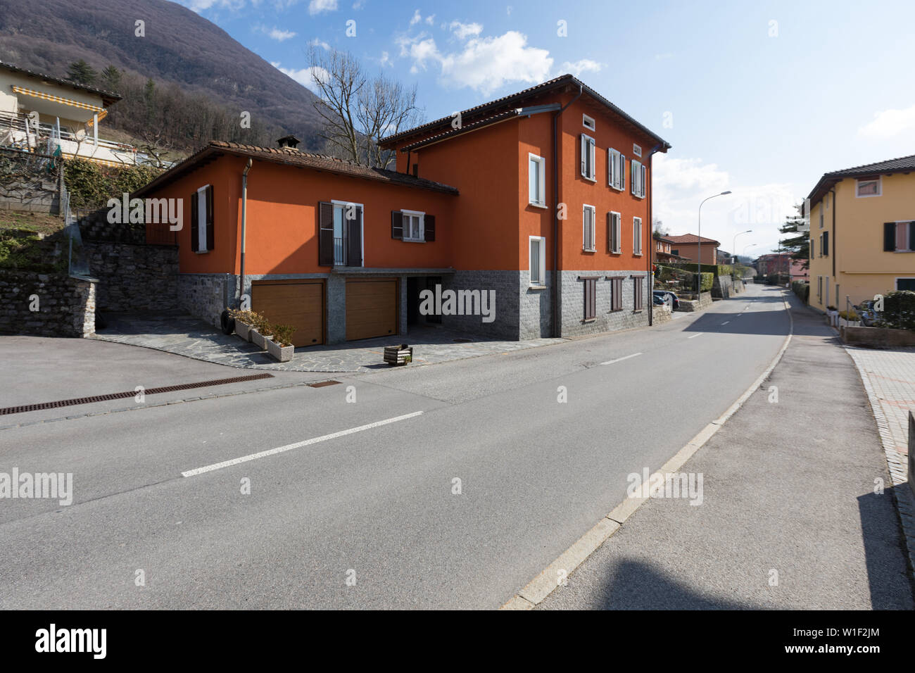 Red multi-family house esterni sulla strada Foto Stock