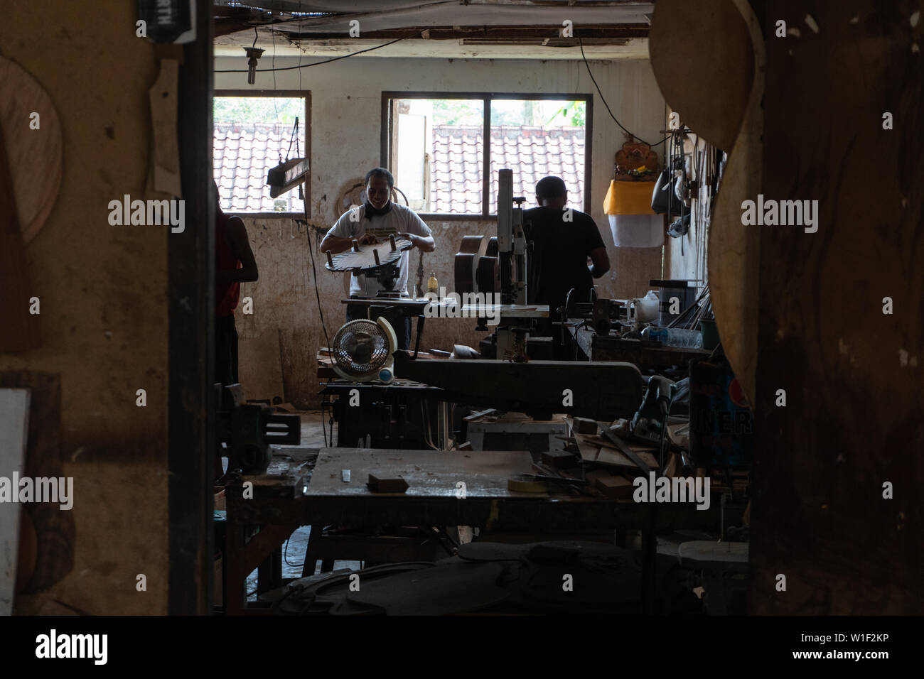 GIANYAR,BALI/INDONESIA-30 MAGGIO 2019: la chitarra artigiani stanno lavorando per rendere le chitarre in una chitarra classica officina di proprietà di I Wayan Tuges in Guwang Foto Stock